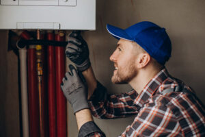Técnico da Multi Reparos 24hs a reparar um esquentador
